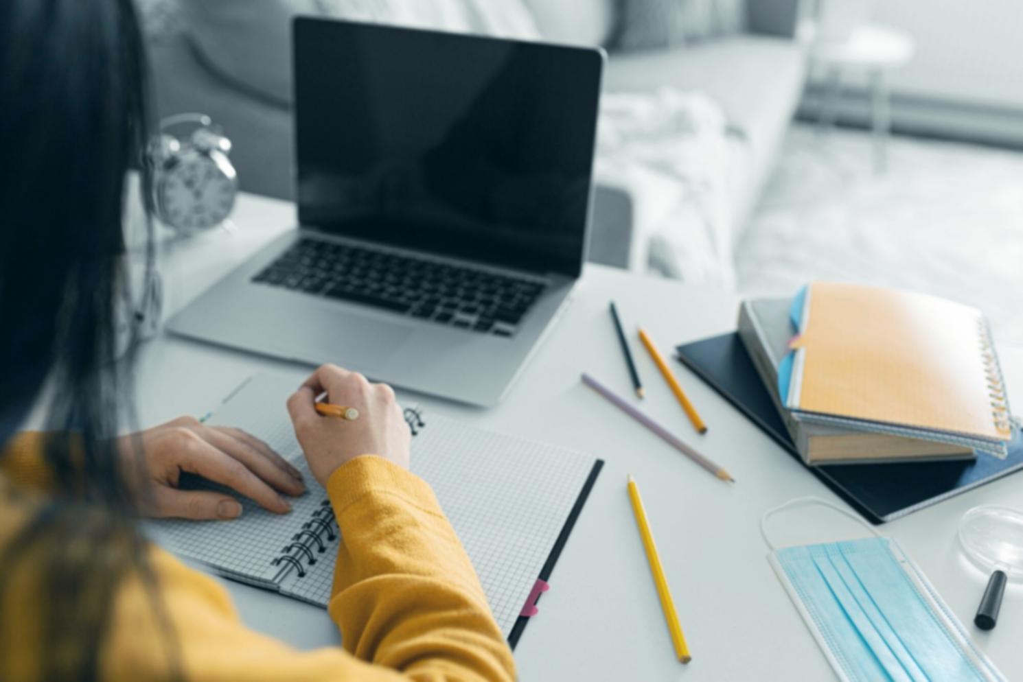 Espace de travail avec documents financiers et ordinateur portable