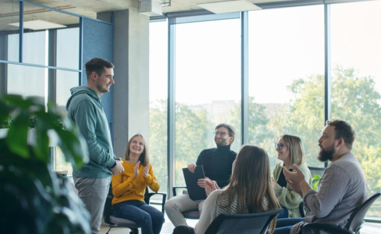 Personne organisant ses finances personnelles avec confiance
